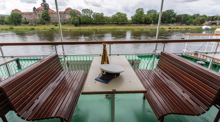Kapitänsmütze und Sprachrohr liegen auf einem Tisch auf dem historischen Schaufelraddampfer "Dresden". Foto: Robert Michael/dpa-Zentralbild/dpa