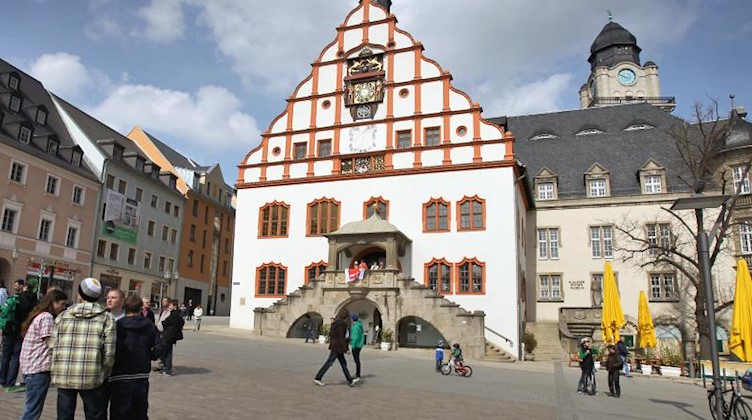 Blick auf den Marktplatz von Plauen mit dem Alten Rathaus. Foto: Jan Woitas/dpa-Zentralbild/dpa/Archivbild