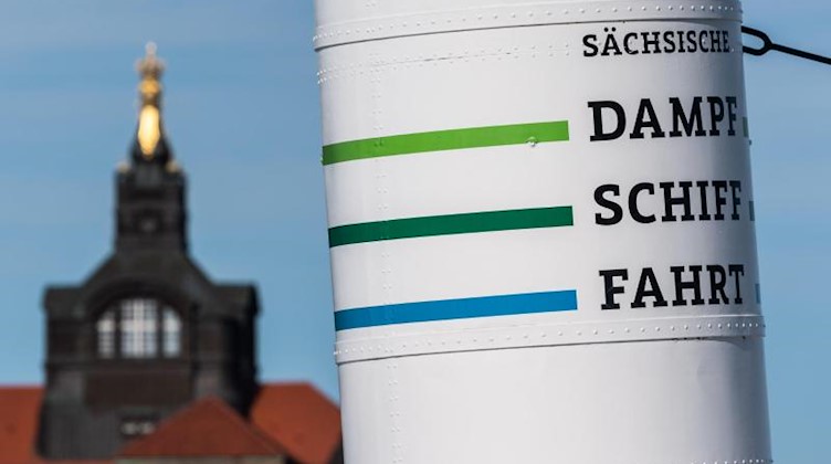 Der Schornstein des Schaufelraddampfers «Dresden» vor der Kuppel der sächsischen Staatskanzlei. Foto: Robert Michael/dpa-Zentralbild/dpa