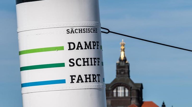 Logo der Sächsische Dampfschifffahrt auf dem Schornstein des Schaufelraddampfers «Dresden». Foto: Robert Michael/dpa-Zentralbild/dpa