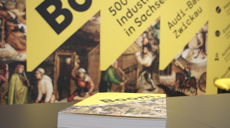 Ein Katalog der 4. Sächsischen Landesausstellung «Boom». Foto: Claudia Drescher/dpa-Zentralbild/ZB/Archivbild