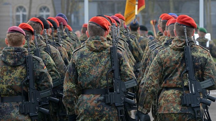 Die Bundeswehr nimmt die Regionale Sicherungs- und Unterstützungskompanie in Dienst. Foto: Matthias Hiekel/dpa-Zentralbild/dpa/Archivbild