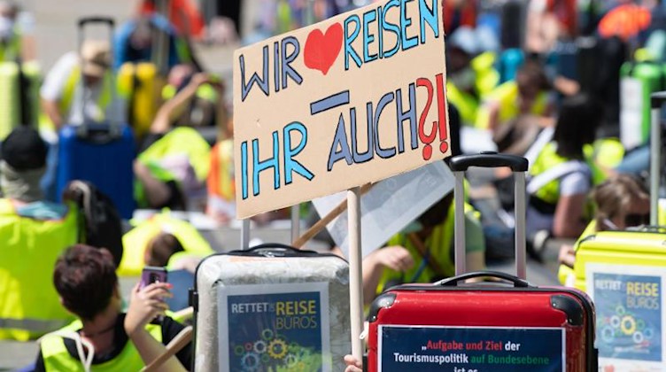 Teilnehmer einer Demonstration unter dem Motto «Touristik kurz vor der Ohnmacht» in Dresden. Foto: Sebastian Kahnert/dpa-Zentralbild/dpa