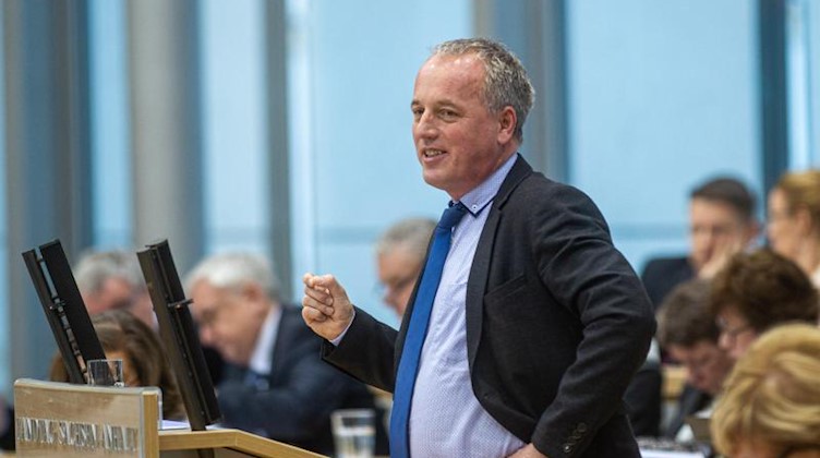 Rüdiger Erben (SPD) spricht im Landtag von Sachsen-Anhalt, zu den Abgeordneten. Foto: Klaus-Dietmar Gabbert/dpa-Zentralbild/dpa