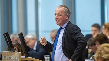 Rüdiger Erben (SPD) spricht im Landtag von Sachsen-Anhalt, zu den Abgeordneten. Foto: Klaus-Dietmar Gabbert/dpa-Zentralbild/dpa