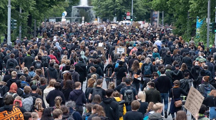 Teilnehmer während einer «Silent Demo» auf der Albertstraße. Foto: Sebastian Kahnert/dpa-Zentralbild/dpa