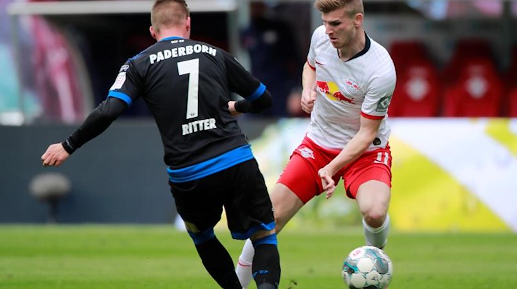 SC Paderborns Marlon Ritter (l) in Aktion gegen RB Leipzigs Timo Werner. Foto: Hannibal Hanschke/reuters/Pool/dpa