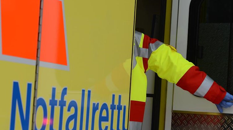 Ein Rettungsassistent steigt in einen Rettungswagen. Foto: Jens Kalaene/zb/dpa