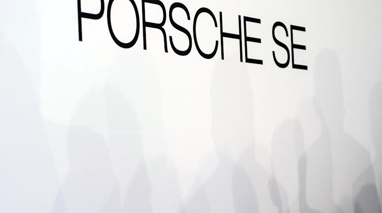 Der Schriftzug der Porsche SE ist auf einer Wand zu sehen. Foto: Lino Mirgeler/dpa