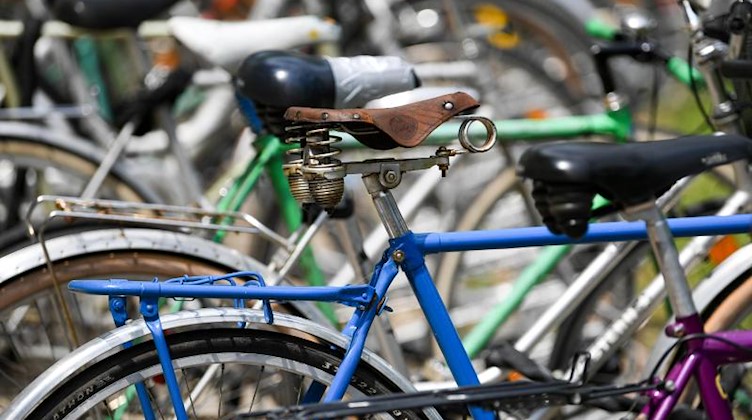 Fahrräder stehen in der Stadt. Foto: Hendrik Schmidt/dpa-Zentralbild/ZB/Symbolbild