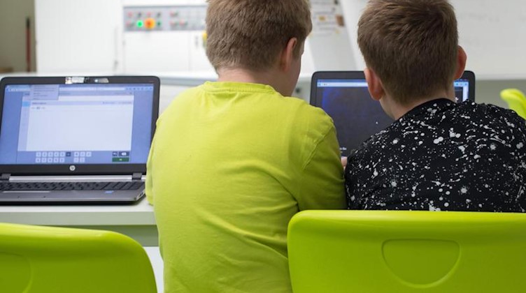 Zwei Schüler arbeiten an einem Laptop. Foto: Sebastian Kahnert/dpa-Zentralbild/dpa/Symbolbild
