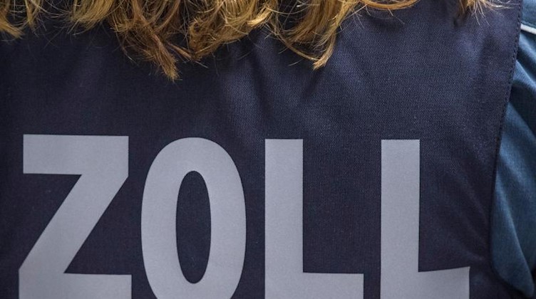 «Zoll» steht auf der ballistischen Schutzweste einer Zöllnerin. Foto: Boris Roessler/dpa/Archivbild