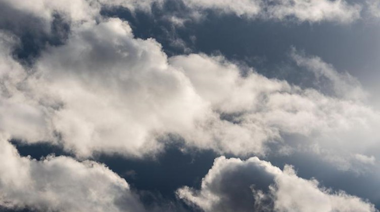 Wolken sind am Himmel zu sehen. Foto: Robert Michael/dpa-Zentralbild/ZB/Symbolbild