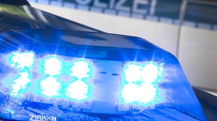 Ein Blaulicht leuchtet auf dem Dach eines Polizeiwagens. Foto: Friso Gentsch/dpa/Archivbild