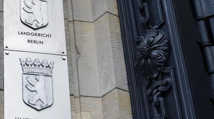 Schilder an der Fassade des Kriminalgerichts Moabit weisen die Staatsanwaltschaft Berlin und das Landgericht Berlin aus. Foto: Sonja Wurtscheid/dpa/Archivbild