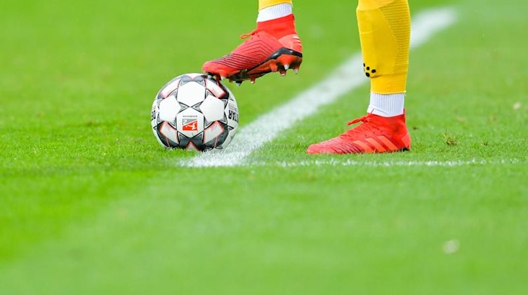 Ein Fußball-Spiel. Foto: Uwe Anspach/dpa/Symbolbild