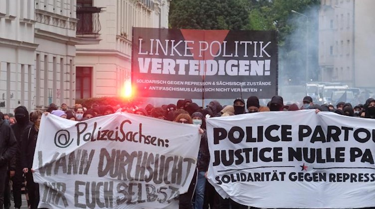 Demonstrierende mit Plakaten und Pyrotechnik in Leipzig-Connewitz. Foto: Sebastian Willnow/dpa-Zentralbild/dpa