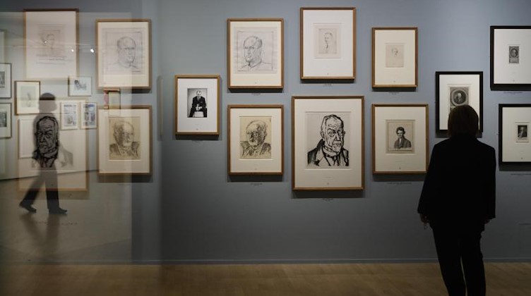 Besucher betrachten die Werke der Ausstellung «300 Jahre Sammeln in der Gegenwart». Foto: Robert Michael/dpa-Zentralbild/dpa