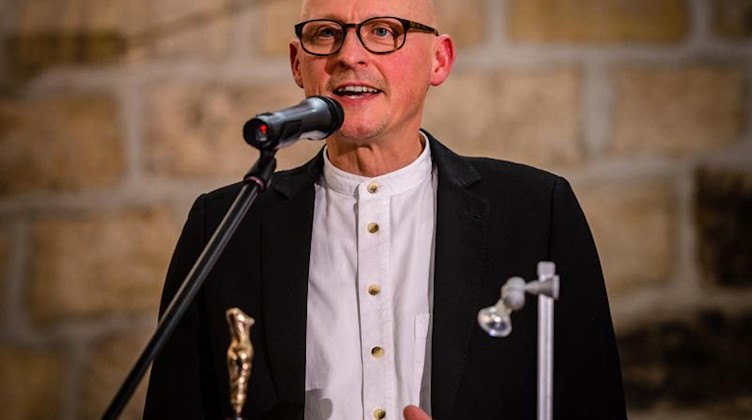 Der Autor Jörg Bernig spricht bei einer Preisverleihung. Foto: André Wirsig/dpa-Zentralbild/dpa/Archivbild