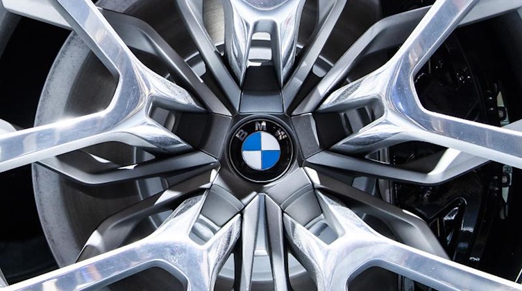 Das BMW-Logo ist in einer Felge eines BMW zu sehen. Foto: Silas Stein/dpa/Symbolbild