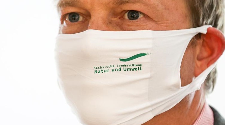 Wolfram Günther (Grüne), Umweltminister von Sachsen, mit einem Mund-Nasen-Schutz. Foto: Jan Woitas/dpa-Zentralbild/dpa/Archivbild