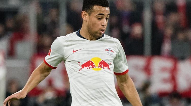 Tyler Adams von Leipzig spielt den Ball. Foto: Matthias Balk/dpa/Archivbild