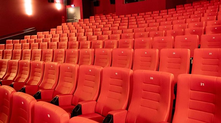 Leere Sitze eines Kinosaals. Foto: Fabian Sommer/dpa/Archivbild