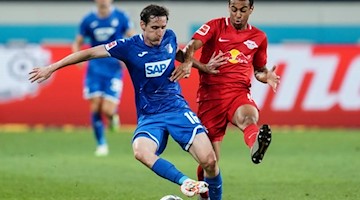Hoffenheims Sebastian Rudy (l) in Aktion mit Leipzigs Tyler Adams. Foto: Uwe Anspach/dpa-Pool/dpa