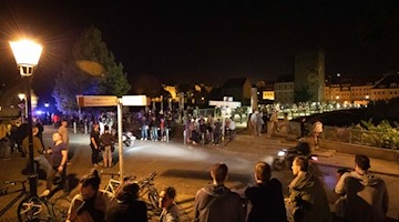 Junge Menschen blicken auf die Altstadtbrücke zwischen Görlitz und Zgorzelec (Polen). Foto: Daniel Schäfer/dpa-Zentralbild/dpa