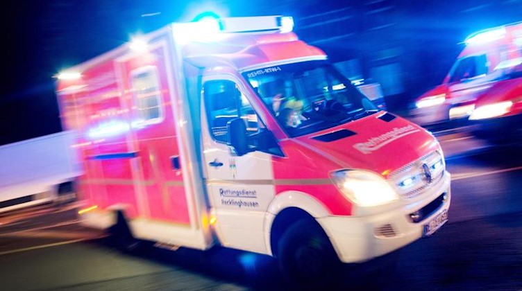 Ein Rettungswagen fährt mit Blaulicht durch eine Straße. Foto: Marcel Kusch/dpa/Symbolbild