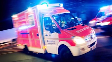 Ein Rettungswagen fährt mit Blaulicht durch eine Straße. Foto: Marcel Kusch/dpa/Symbolbild