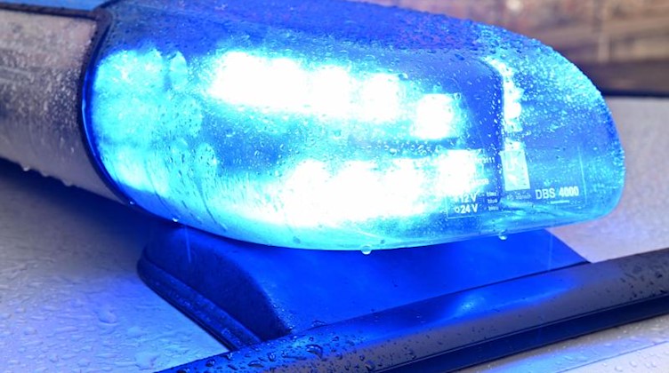 Ein Streifenwagen der Polizei steht mit eingeschaltetem Blaulicht. Foto: Carsten Rehder/dpa/Symbolbild