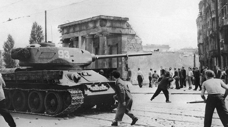 Demonstranten werfen in Berlin mit Steinen nach russischen Panzern. Foto: -/dpa/Archivbild
