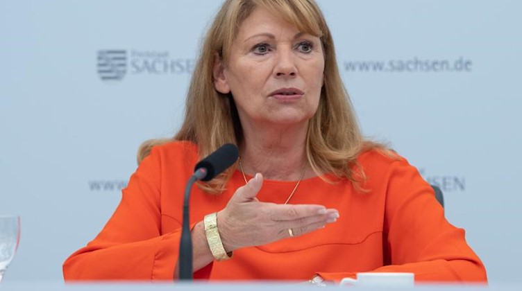 Petra Köpping (SPD), Sozialministerin von Sachsen, spricht. Foto: Sebastian Kahnert/dpa-Zentralbild/dpa/Archivbild