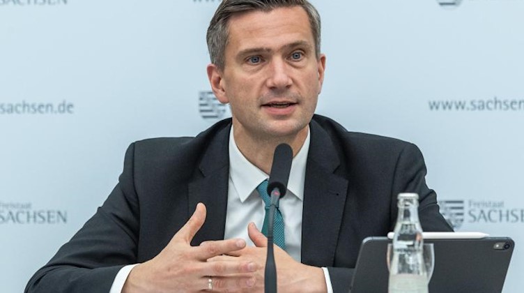 Martin Dulig (SPD), Wirtschaftsminister von Sachsen, spricht während einer Pressekonferenz. Foto: Robert Michael/dpa-Zentralbild/dpa