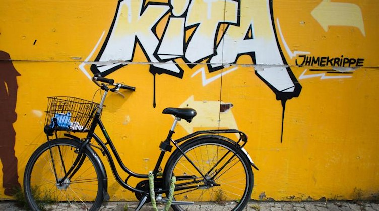 «KiTa»-Graffiti. Foto: Julian Stratenschulte/dpa/Symbolbild
