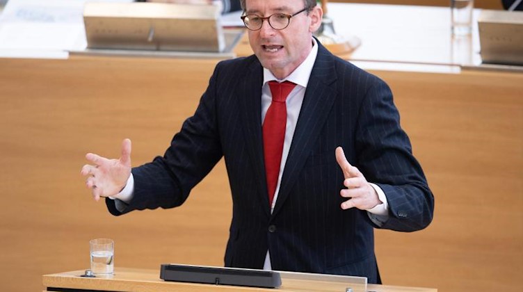 Sachsens Innenminister Roland Wöller (CDU) spricht im Landtag. Foto: Sebastian Kahnert/dpa-Zentralbild/dpa/Archivbild