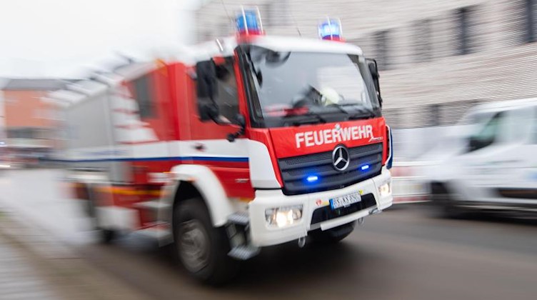 Ein Fahrzeug der Feuerwehr fährt durch die Innenstadt. Foto: Julian Stratenschulte/dpa/Symbolbild