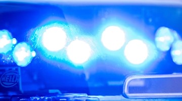 Ein Blaulicht leuchtet an einer Polizeistreife. Foto: Lino Mirgeler/dpa/Archivbild