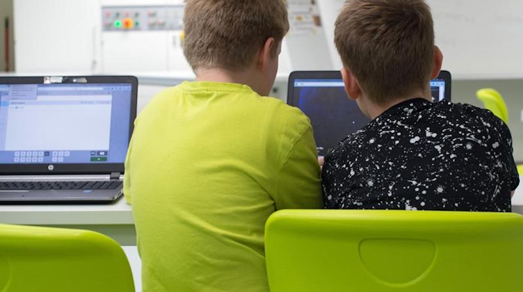 Zwei Schüler arbeiten einer Grundschule an einem Laptop. Foto: Sebastian Kahnert/dpa-Zentralbild/dpa/Symbolbild