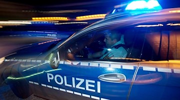Eine Polizeistreife fährt zu einem Einsatz. Foto: Patrick Seeger/dpa/Symbolbild