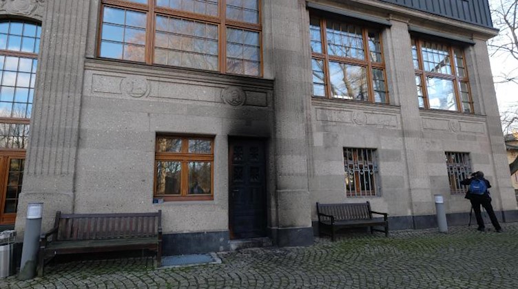 Eine Tür eines Gebäude des Bundesgerichtshofs in Leipzig ist rußgeschwärzt. Foto: Sebastian Willnow/dpa-Zentralbild/dpa/Archivbild