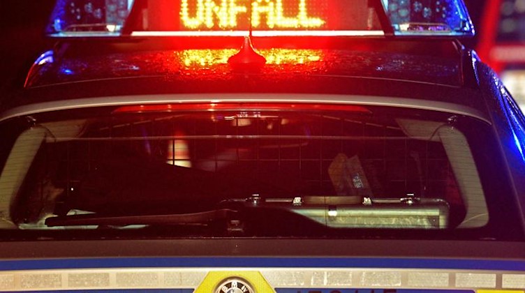 Der Schriftzug «Unfall» leuchtet an einem Streifenwagen. Foto: Stefan Puchner/dpa/Symbolbild