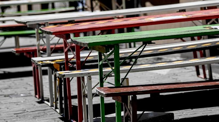Vor einem Restaurant stehen leere Stühle und Tische. Foto: Britta Pedersen/dpa-Zentralbild/dpa/Symbolbild