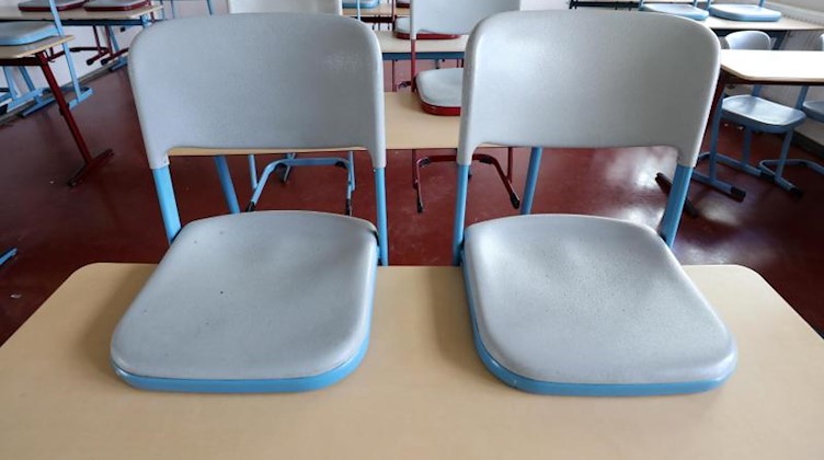 In einem leeren Klassenzimmer sind die Stühle hochgestellt. Foto: Bernd Wüstneck/dpa-Zentralbild/dpa/Archivbild