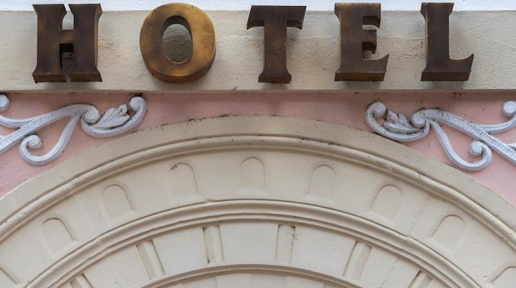 Eingang eines Hotels. Foto: Robert Michael/dpa-Zentralbild/dpa/Archivbild