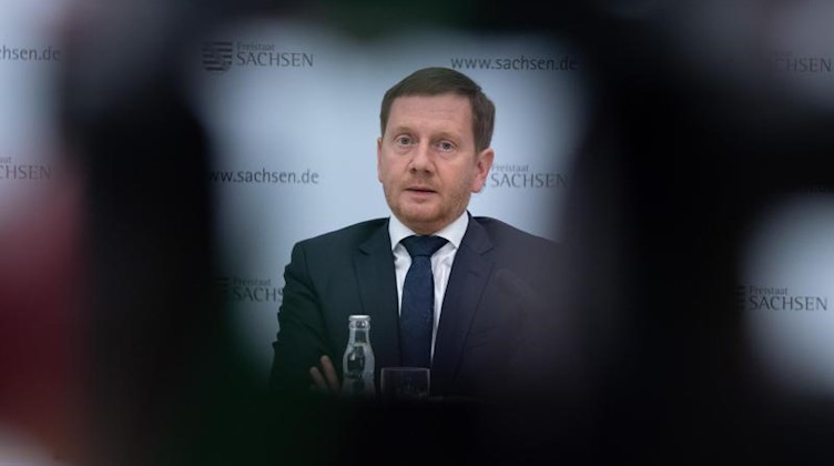 Michael Kretschmer (CDU) während einer Pressekonferenz. Foto: Sebastian Kahnert/dpa-Zentralbild/dpa/Archivbild