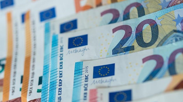 Zahlreiche Banknoten von 10, 20 und 50 Euro liegen sortiert auf einem Tisch. Foto: Monika Skolimowska/dpa-Zentralbild/dpa/Symbolbild