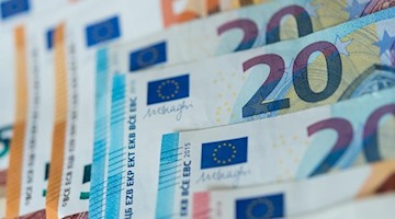 Zahlreiche Banknoten von 10, 20 und 50 Euro liegen sortiert auf einem Tisch. Foto: Monika Skolimowska/dpa-Zentralbild/dpa/Symbolbild