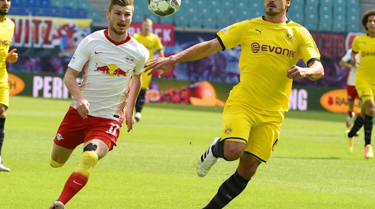 Timo Werner (l) von Leipzig in Aktion gegen Mats Hummels von Dortmund. Foto: Jens Meyer/AP-Pool/dpa